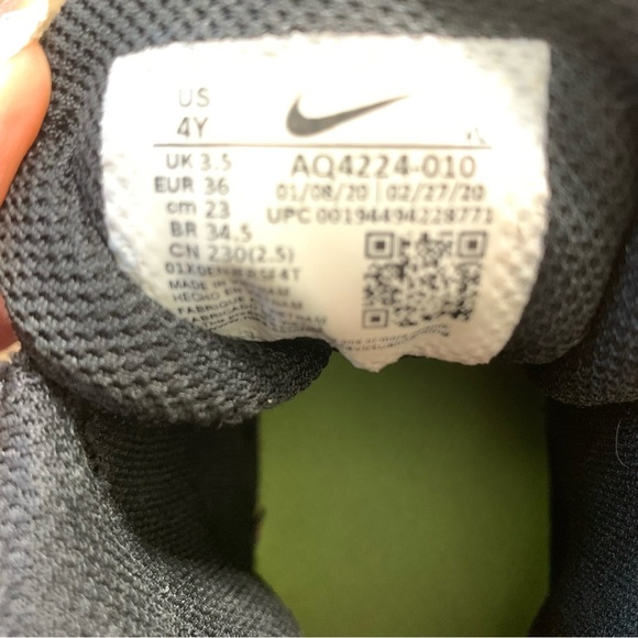 NIKE Team Hustle Size 4 Basketball Sneakers Black Size 4 - Picture 9 of 11